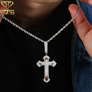 Ciondolo a Croce Gotica Iced Out Hip Hop in <span class=keywords><strong>Argento</strong></span> Sterling 925 con <span class=keywords><strong>Ali</strong></span> Decorate per Uomo, Lusso VVS 1 <span class=keywords><strong>D</strong></span> Moissanite Supera il Test del Diamante - Product Image 3