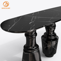 Table console moderne de luxe avec plateau en marbre noir, base sculpturale en forme de bouteille et miroir orné, table d'entrée, meuble haut de gamme pour couloir