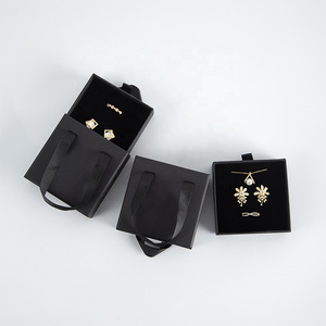 定制印刷珠宝盒礼品套装，带压花海绵内衬，可回收材料手柄，磁性闭合，丝带，中国制造 - Product Image 6