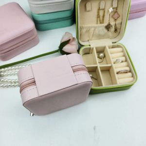 Portagioie Quadrato alla Moda, Portatile da Viaggio, Piccolo Contenitore per Ciondoli, Collane, Orecchini e Anelli, in Pelle con Chiusura a Cerniera - Product Image 5