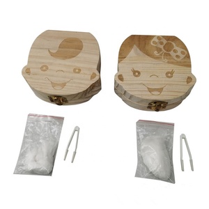 Boîte de rangement écologique en bois naturel gravé pour la première dent de bébé, avec carte de jalons pour garçons et filles - Product Image 2