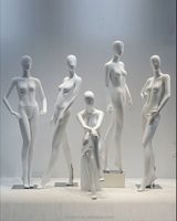Maniquí Femenino de Fibra de Vidrio Blanco Mate de Alta Gama, Maniquí Moderno Abstracto en Poses de Pie y Sentado para Exhibición en Escaparates de Tiendas de Moda