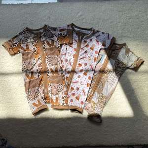 Pijamas Cortos Casuales para Niños, Personalizados con Estampado del Oeste, Cuello Redondo, Cierre de Cremallera, Materiales de Bambú, para Niños y Niñas - Product Image 1