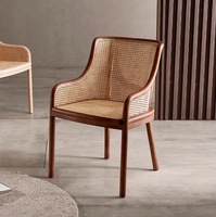 Chaise de salle à manger en bois massif avec accoudoirs, dossier en rotin respirant, coussin moelleux, style minimaliste Wabi-Sabi, usage commercial
