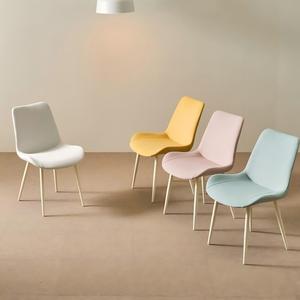 Chaise de salle à manger moderne et personnalisable avec dossier en tissu confortable et pieds en métal - Product Image 6