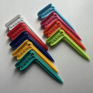 Pinces à serviettes de plage – Pinces en plastique coupe-vent avec design personnalisé, forme carrée, pour chaises de plage, transats et couvertures de pique-nique - Product Image 2