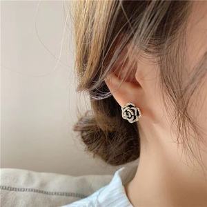 Boucles d'oreilles à clip en forme de rose en strass, plaquées or, boucles d'oreilles en forme de camélia français pour femmes 2021 - Product Image 4