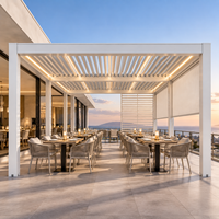 Pergola motorisée en aluminium blanc avec auvent rétractable, toit à lames orientables électriques, restaurant avec vue sur la mer, pavillon de restauration en plein air