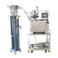 Machine de remplissage et de bouchage de sachets souples à bec verseur pour liquides, jus et sauces, avec tête simple et aspiration intégrée, pour usage sur table