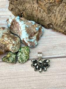 Pendentif fantaisie en argent sterling plaqué rhodium fait à la main, turquoise blanc buffle, pour anniversaire - Product Image 3