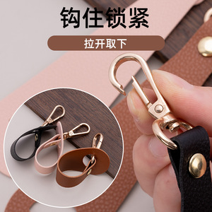 Clip para sombrero de cuero PU, clip antipérdida portátil para sombrero de sol/gorra tipo duckbill, clip de almacenamiento de sombrero estilo gancho, manos libres y sencillo. - Product Image 1