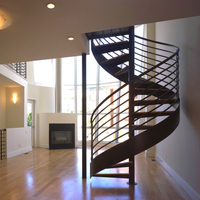 Escalier en colimaçon fin de petit diamètre pour couloir étroit et petit appartement, optimise l'utilisation de l'espace vertical