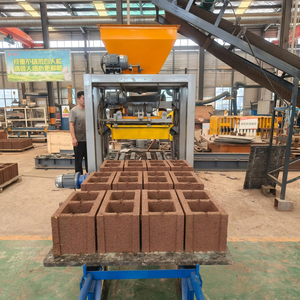 Machine à fabriquer des blocs de béton QT4-24 pour la production de blocs creux, pleins et pavés, idéale pour les petites entreprises - Product Image 1