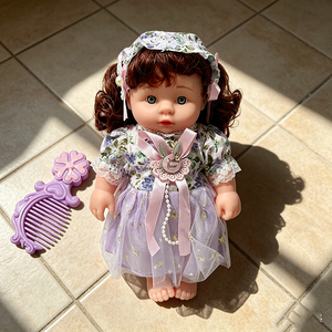 Poupée parlante compacte de 27 cm avec miroir et peigne, idéale comme cadeau de fête ou jouet de décoration pour chambre d'enfant - Product Image 1