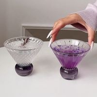 Bar-Coupes mit Lila Rundem Sockel, Dreieckig Gerippte Martini- und Margarita-Cocktailgläser für Zuhause und Büro, Kaffee-, Tee-, Saft-, Wasser- und Getränkebecher