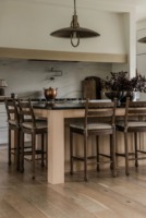 Tabourets de comptoir de style vintage en bois avec dossier festonné et assise rembourrée rayée, chaise de table à manger
