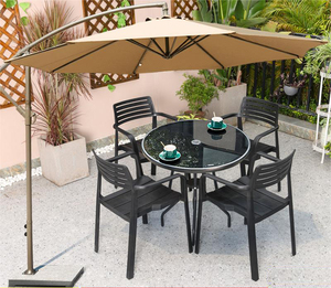 Conjunto de Muebles de Jardín Modernos en Blanco y Negro para Restaurantes, Cafeterías, Hospitales y Hoteles, 4 Sillas y Mesa de Centro de Plástico - Product Image 1