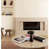 Cheminée en marbre travertin beige monobloc avec cadre en acier intégré pour application intérieure (hôtel, appartement, villa)