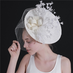 Sombrero Fascinador Vintage con Base Blanca, Velo de Red Negro y Lazo de Plumas - Product Image 1