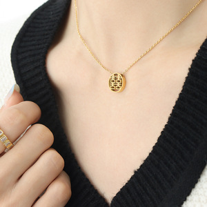 Collana con Ciondolo Doppia Felicità per Donne, Disco Traforato Placcato Oro, Catena a Maglia Fine, 40+5cm, Gioielli di Moda Carini all'Ingrosso - Product Image 4