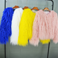 Vente en gros de ponchos d'hiver à la mode en fausse fourrure de mouton du Tibet, fourrure artificielle de Mongolie, à capuche courte pour femmes