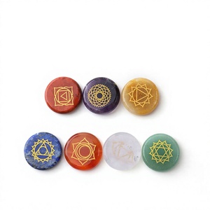 Ensemble de pierres de chakra, 7 disques de pierres précieuses ronds gravés avec des symboles Reiki, forme circulaire polie - Product Image 1