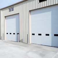 Porte de garage sectionnelle automatique en acier moderne sur mesure avec isolation thermique, système de sécurité et fonction coupe-vent pour entrepôt