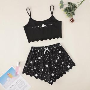 Nouvel ensemble pyjama décontracté avec haut caraco imprimé lune et étoiles, et short ciel étoilé cosmique TL9441 Vente en gros - Product Image 1
