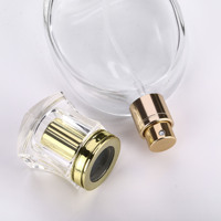 Flacon de parfum en verre haute transparence avec pulvérisateur à pompe, design robuste et lisse, affiche parfaitement la couleur originale du parfum