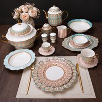 Service de table en porcelaine fine de style méditerranéen de luxe marocain, assiettes et bols en forme de fleur avec poignée dorée OEM ODM