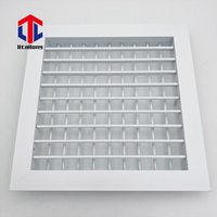 Grille linéaire à double déflection en aluminium blanc et registres pour la climatisation des plafonds de chambres d'hôtel