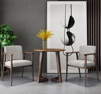 Chaise de salle à manger nordique antique en bois massif avec accoudoirs et dossier, idéale pour restaurant, hôtel, cuisine, usage commercial intensif – Offre Spéciale