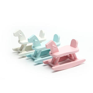 Muebles de casa de muñecas de madera en miniatura de alta calidad Modelo lindo pequeño troyano accesorios de tiro para uso en juguetes - Product Image 1