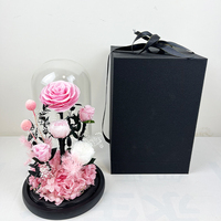 Fleurs roses conservées avec dôme en verre pour les occasions festives comme l'anniversaire de Noël et la fête des mères