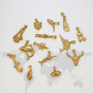 Colgante de Acero Inoxidable con Baño de Oro PVD de 18K, Diseño de Vida Marina: Tiburón, Pez Espada, Mantarraya, Delfín, Violín, Nota Musical, Guante - Product Image 1