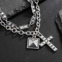 Lot de 2 bracelets punk vintage à rivets carrés et croix pour homme – Chaîne de main quotidienne pour poignet – Accessoires de bijoux – Cadeau