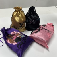 Sacs de luxe noir et or pour le shopping, sacs de rangement pour mèches de cheveux et perruques en soie avec cordon de serrage, sacs d'emballage en satin pour cheveux avec logo personnalisé et couleur au choix