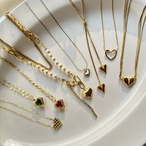 Colliers personnalisés en gros en acier inoxydable plaqué or 18 carats avec pendentif cœur coloré en forme de coquillage pour femmes - Product Image 3