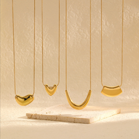 Collier en acier inoxydable incurvé géométrique pour femmes, avec un design haut de gamme et une simple chaîne dorée pour la clavicule