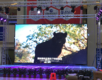 Écran LED matriciel couleur P2.6 pour location de scène intérieure avec HDR10+, IP43 et fréquence de rafraîchissement de 3840 Hz