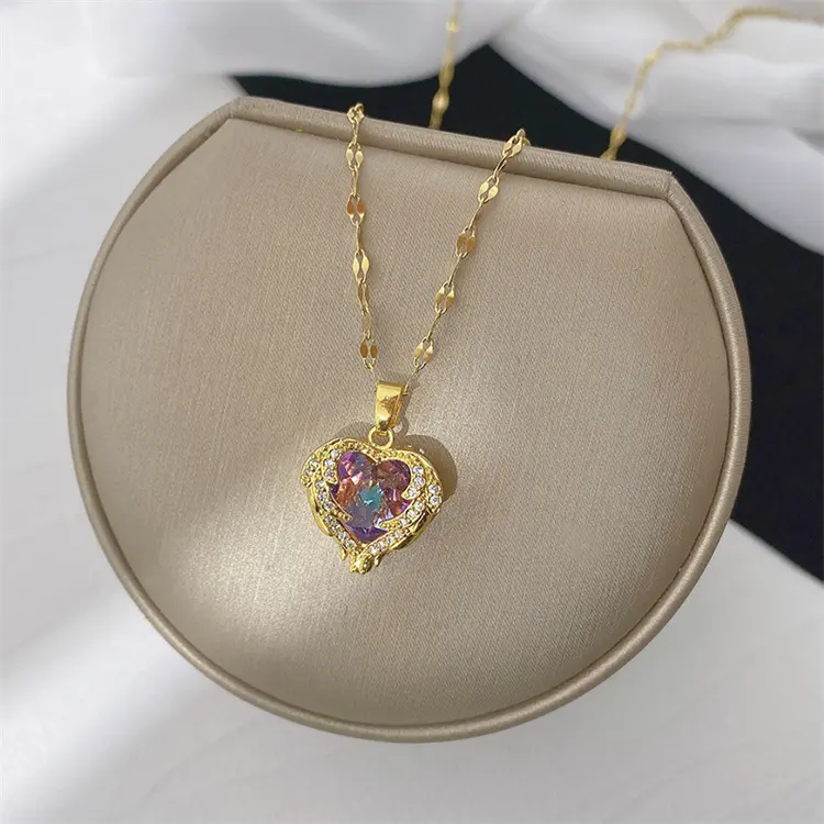 Vente en gros de colliers pendentifs de luxe tendances en acier au titane plaqué or 18 ct cristal violet Love pour femmes
