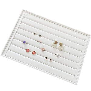 Plateau de présentation élégant en cuir PU blanc pour bagues, plateau à bijoux en flanelle multi-emplacements pour exposition de bagues et boucles d'oreilles et rangement quotidien - Product Image 1