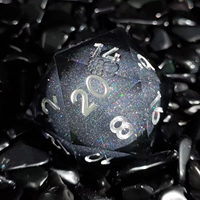 Dadu DND Resin Inti Cair Ukuran Besar 35mm Buatan Tangan Mewah dengan Glitter Ungu/Biru Tepi Tajam untuk Permainan Papan RPG