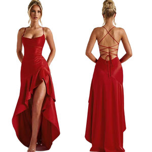 Robe longue élégante en satin rouge 100 % polyester, écologique et respirante, avec taille naturelle, fente haute, dos nu, détails en dentelle et volants - Product Image 1