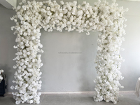Idées de mariage pakistanais : Porte florale de 2,4 m de haut, arrangement floral blanc et jaune pour la décoration de la scène de mariage Mehndi