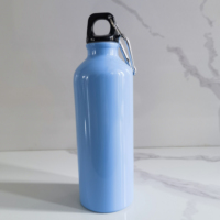 Bouteille d'eau sportive moderne en aluminium personnalisée avec bouchon mousqueton pour le camping et la randonnée en plein air - Article promotionnel écologique