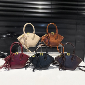 Sac à main demi-lune mini pour femme en cuir PU brillant avec détail nœud, porté épaule - Product Image 1