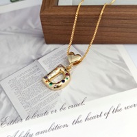 Collier ras du cou en acier inoxydable avec pendentif lettre alphabet en zircon et perle d'imitation, chaîne croisée plaquée or 14 carats, bijoux pour femmes