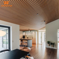 Plafond suspendu en aluminium de panneau de plafond de déflecteur de grain de bois en métal de conception moderne pour la construction de maison avec l'installation de grille