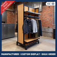 Présentoir de vêtements double face en métal avec étagères en bois, personnalisable avec logo, pour magasin de vêtements, fabrication OEM/ODM
